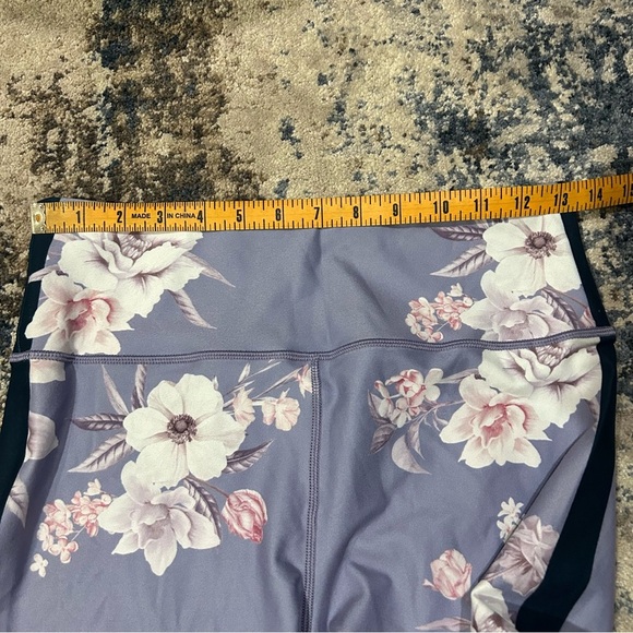 Peloton WITH Lavender Wild Flower High Rise Capris Size Large - Picture 12 of 14